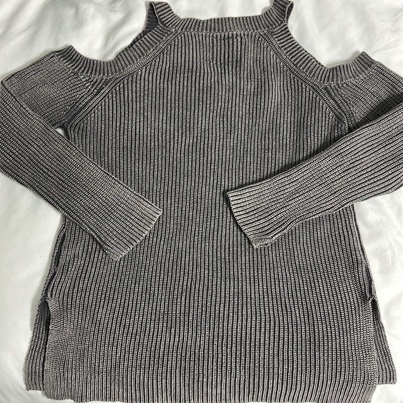 Cotton On Cold Shoulder V-Neck Knit Sweater Gray Ribbed Slit Hem Medium - Picture 5 of 5